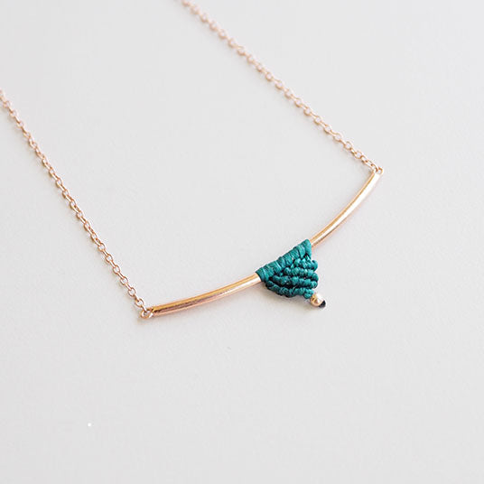 COLLAR BRÚJULA BARRA ORO ROSA